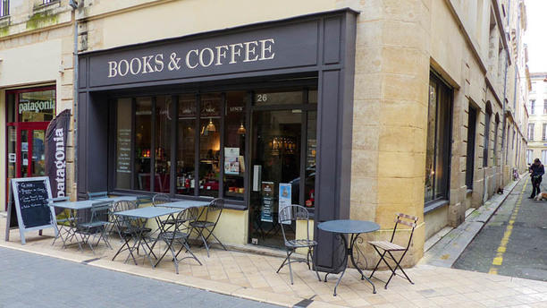 books-and-coffee-terrasse-39285
